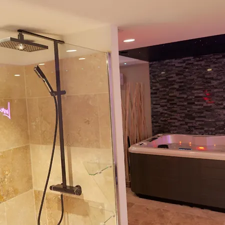 Loveroom De Charme Avec Jacuzzi Et Sauna *