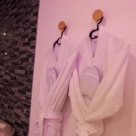 Bed & Breakfast Loveroom De Charme Avec Jacuzzi Et Sauna *